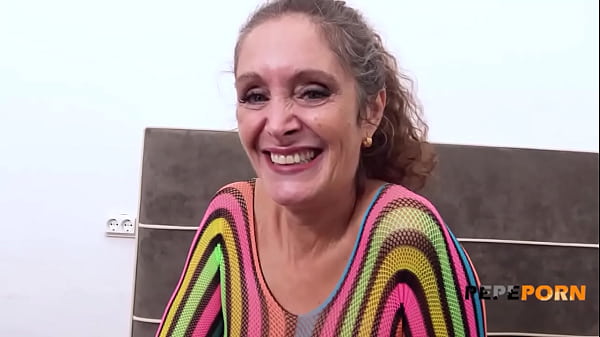 A gilf de cabelo grisalho mavi burbujita volta atrás por mais colágeno