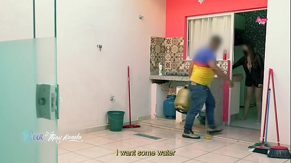 A gostosa thay ksada sai do banho e recebe o entregador só de calcinha