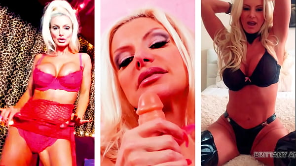Brittany andrews, loira de peitos grandes, se masturba com dedos