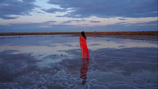 Caminhada ao pôr do sol vermelho em elton salt lake