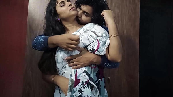 Casal delicioso troca carinhos doces e beijos apaixonados em pé