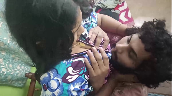 Casal desi excitado se beija e aperta os peitos com paixão