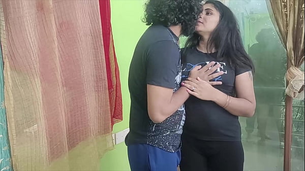 Casal indiano se beija e vive momentos românticos