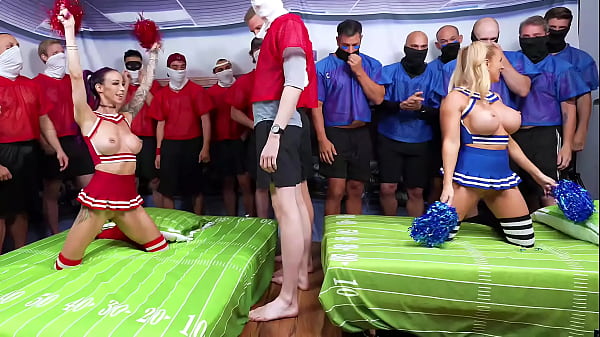 Cheerleaders esquentam jogadores com punheta antes da suruba