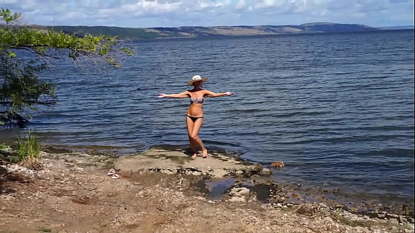 Clima havaiano incrível na praia do rio Volga em clima tropical