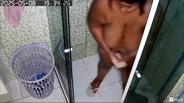Câmera escondida flagra vizinha gostosa e gordinha se depilando toda molhada