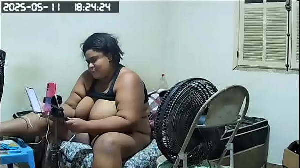 Câmera escondida mostra madrasta e enteados safados se masturbando