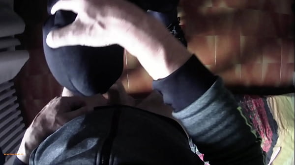 Coroa amarrada na cadeira leva pau na boca com goela profunda pov