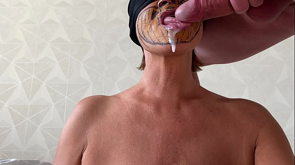 Coroa chupando abóbora recebe gozada interna e no rosto