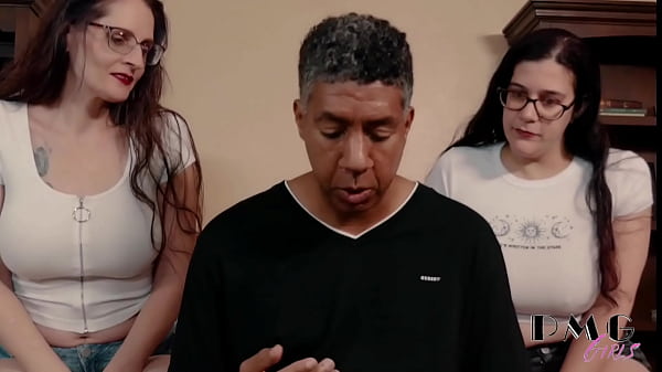 Coroa e gata compartilham um negão grande juntos