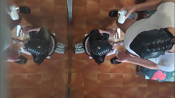 Coroa gostosa em roupas sexy, meias e salto alta é fodida na boca e