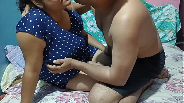 Coroa milf molhada se divertiu fodendo com sua buceta suculenta