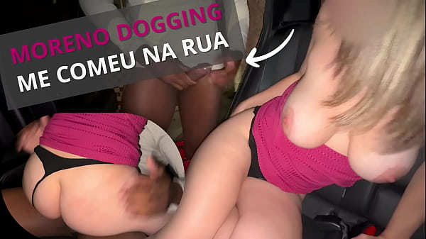 Cuckold vê esposa amadora ser usada na rua por um negão desconhecido