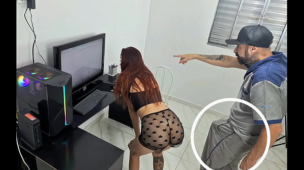 Dona de casa chamou técnico e o recebeu só de calcinha