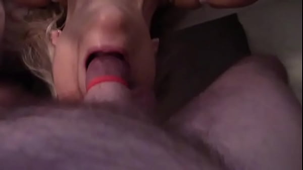 Ela deu um delicioso boquete na cama do marido traidor