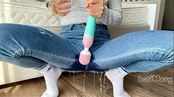 Ela perdeu o desafio e gozou três vezes na ducha