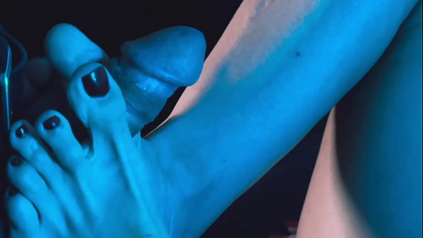 Ela é profissional em fazer punheta com os pés