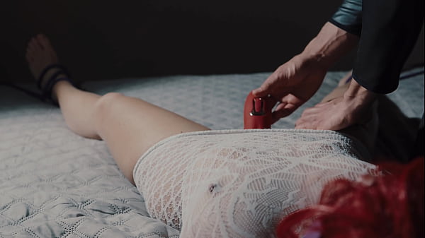Ele amarra minhas mãos e pés e usa o vibrador até eu gozar