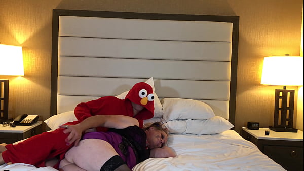 Elmo fode uma travesti milf gostosa e atraente em cena quente