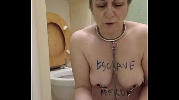 Escrava faz show humilhante no banheiro e lambe o vaso