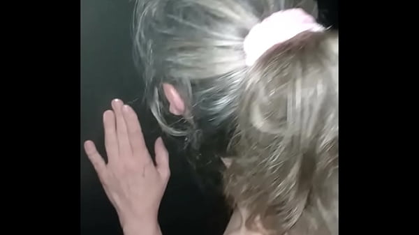 Escrava safada faz boquete anônimo pelo gloryhole sujo