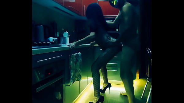 Esposa linda em roupa sensual é fodida com violência na cozinha