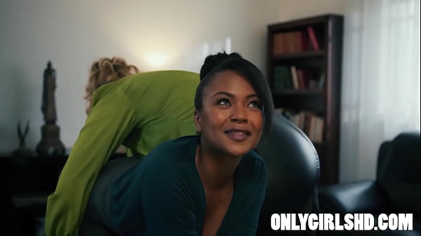 Executiva ryan faz festa anal com a secretária avery quebrando regras