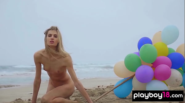 Farncy torino, loira coroa italiana, brinca com balões na praia