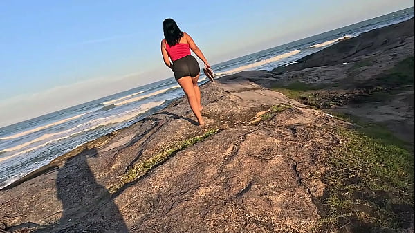 Fetiche por pés na praia: bundas molhadas exibidas para amantes