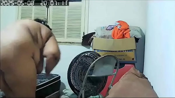 Flagra da vizinha peituda, gordinha e gostosa pelada arrumando a casa