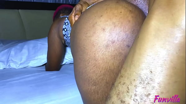 Fodendo a empregada doce enquanto ela veste o vestido