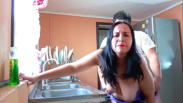 Fodendo minha madrasta na cozinha sem blusa e gemendo alto