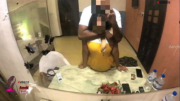 Funcionária gostosa vai à casa do chefe e não resiste à esposa dele