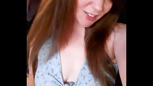 Gamergirlroxy mostra como se diverte sozinha com brinquedos eróticos