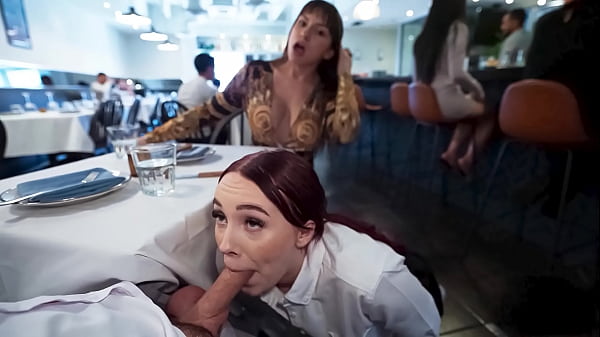 Garçonete safada me fode duro no restaurante e a gente quase é pega