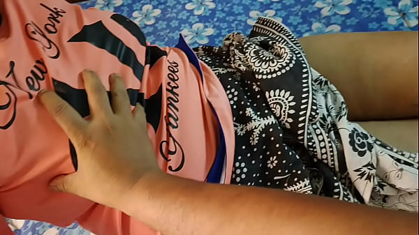 Garota de saia é seduzida em chudai desi quente