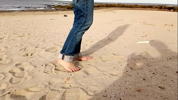 Gata bunduda passeia na praia e eu fico babando