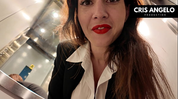 Gata fica presa no elevador e acaba fodendo sem querer