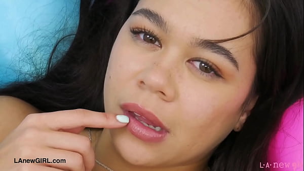 Gata latina mostra seu corpo incrível em cenas quentes