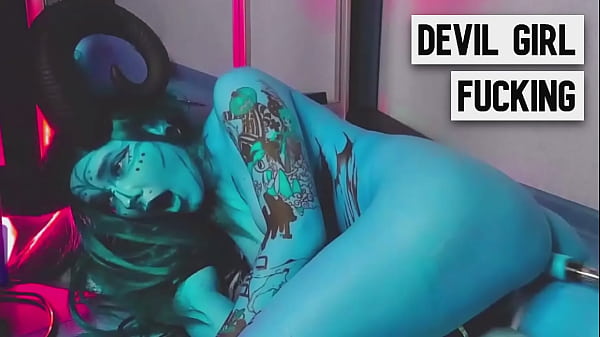 Gata tatuada de peitos grandes leva pau duro na máquina
