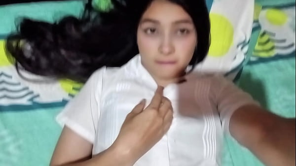 Gata universitária se masturba após aula em vídeo caseiro