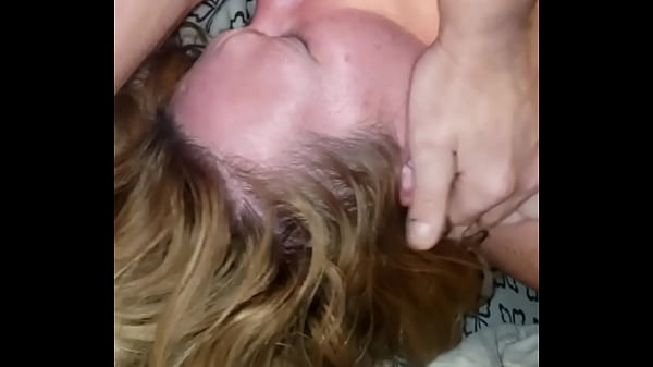 Goela profunda com meu pau enorme na boca quente dela