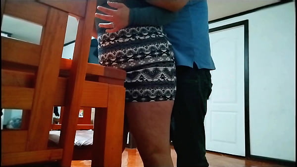 Gordinha de bunda grande é fodida em cima da mesa da sala