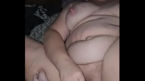 Goza forte com peitos grandes e sensuais de morena gostosa