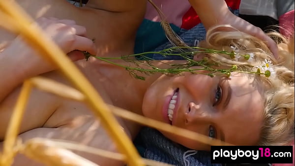 Jenessa dawn, loira gostosa, mostra sua fazenda e buceta