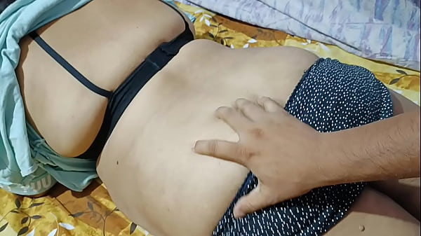 Jiya, a bunduda, recebe massagem na bunda safada