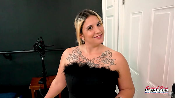 Loira curvilínea e tatuada tem buceta molhada e fodida