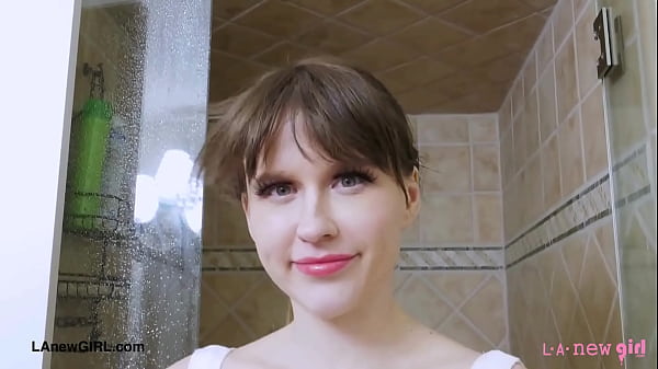 Loira de rosto fresco e natural tomou banho sozinha em casa