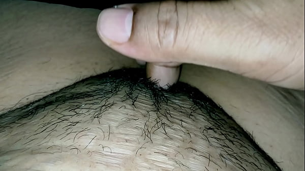 Madrasta bunduda topa dividir cama com meio-irmão