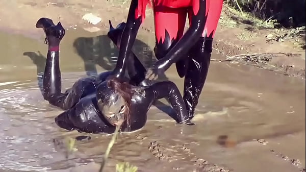 Madrasta malvada adora brincar com xixi e muito sujo